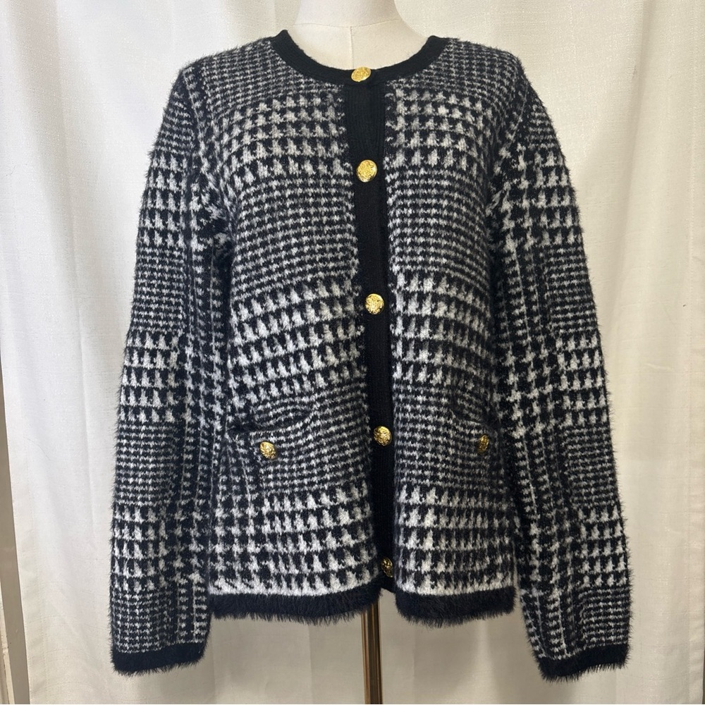 Tahari Black and White Knit Sweater. Size Large. Good Condition.